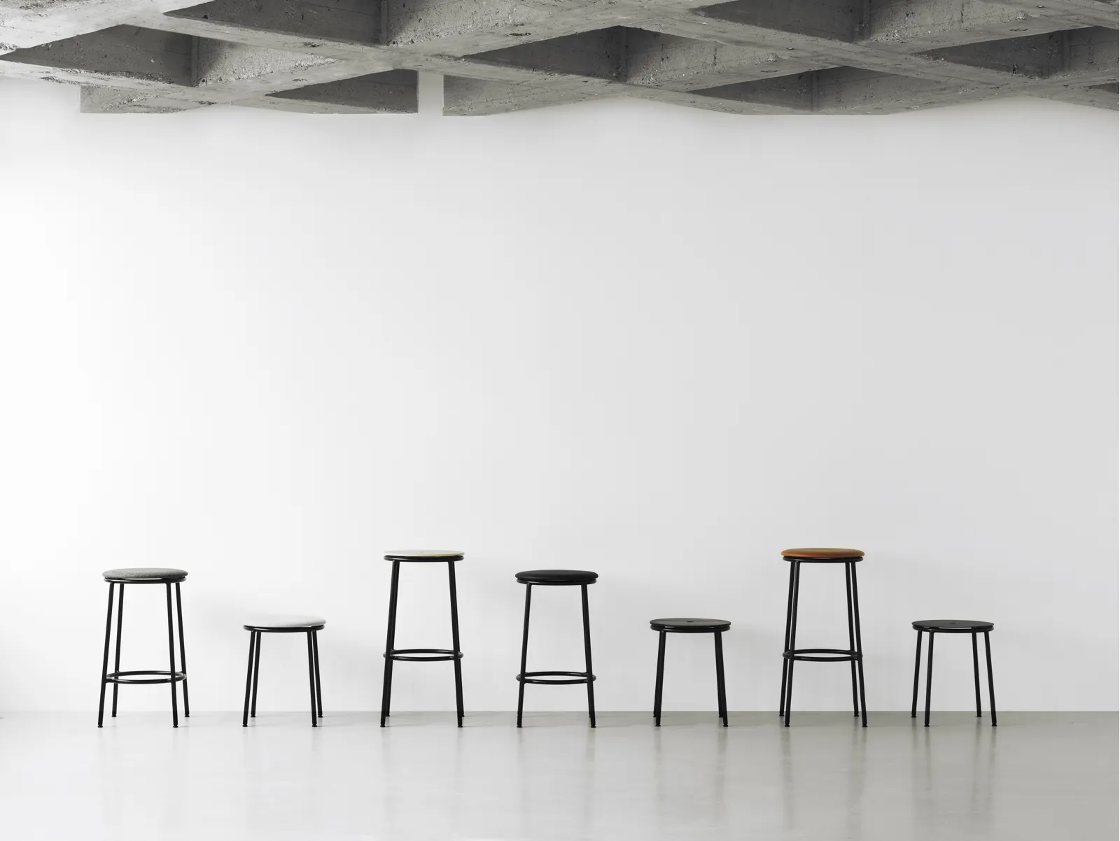 Normann Copenhagen Circa Barstool 75 cm Black Aluminum – Bild 4