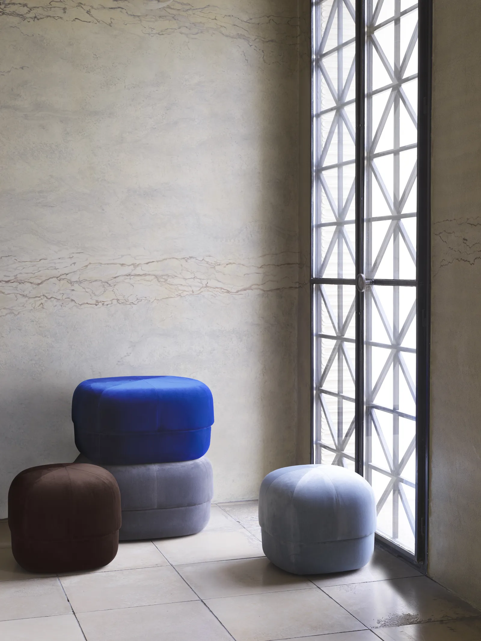 Normann Copenhagen Circus Pouf Velour Groß Grau – Bild 3