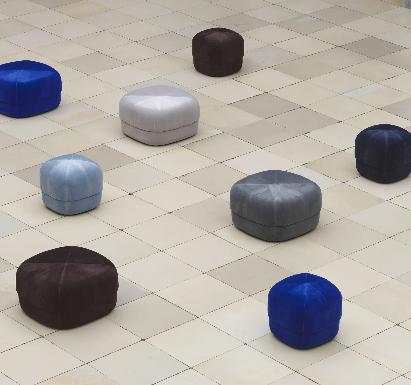 Normann Copenhagen Circus Pouf Velour Groß Grau – Bild 4