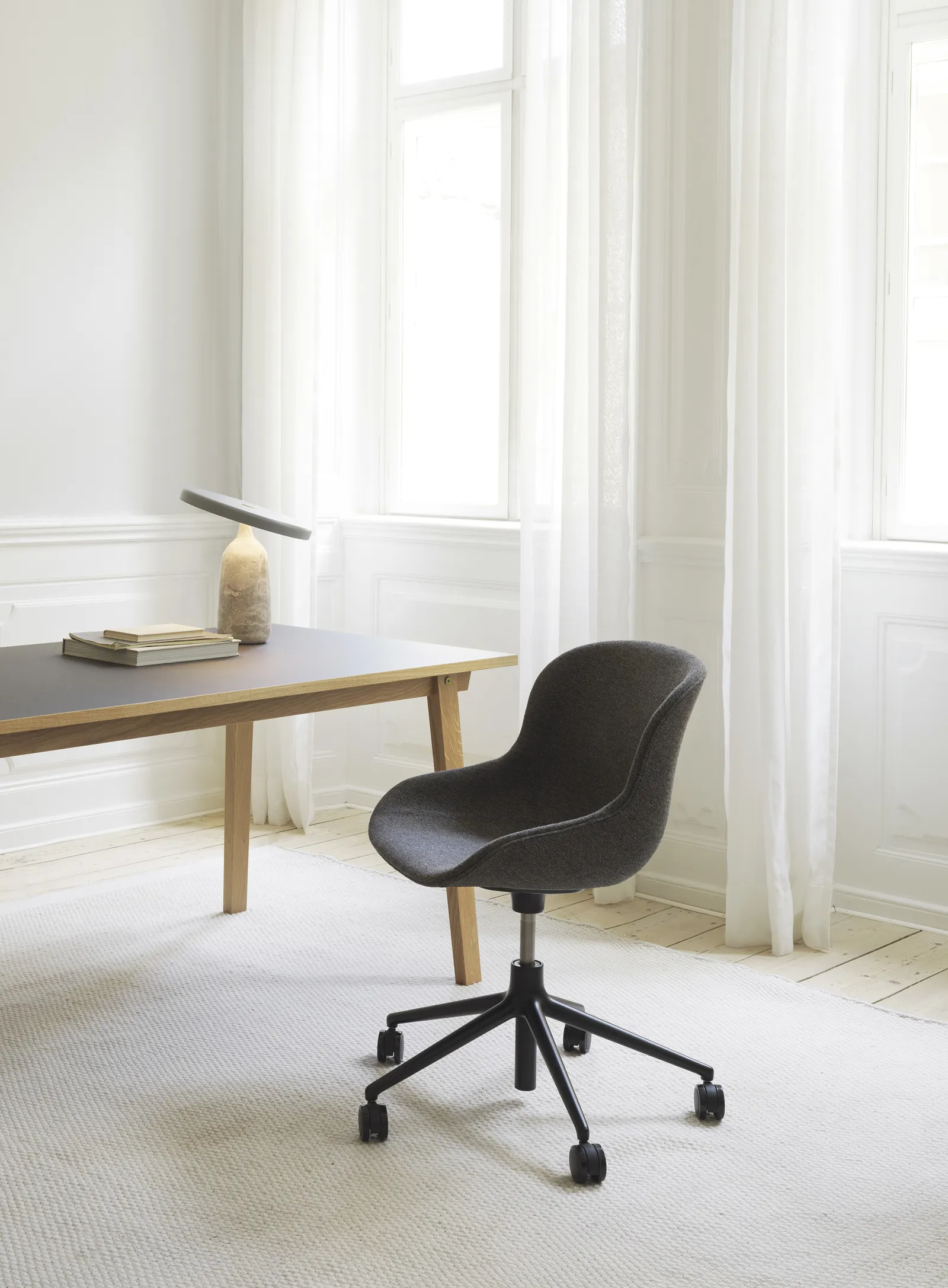 Normann Copenhagen Hyg Chair Swivel 5W Gaslift Full Upholstery aluminum Aquarius – Bild 3