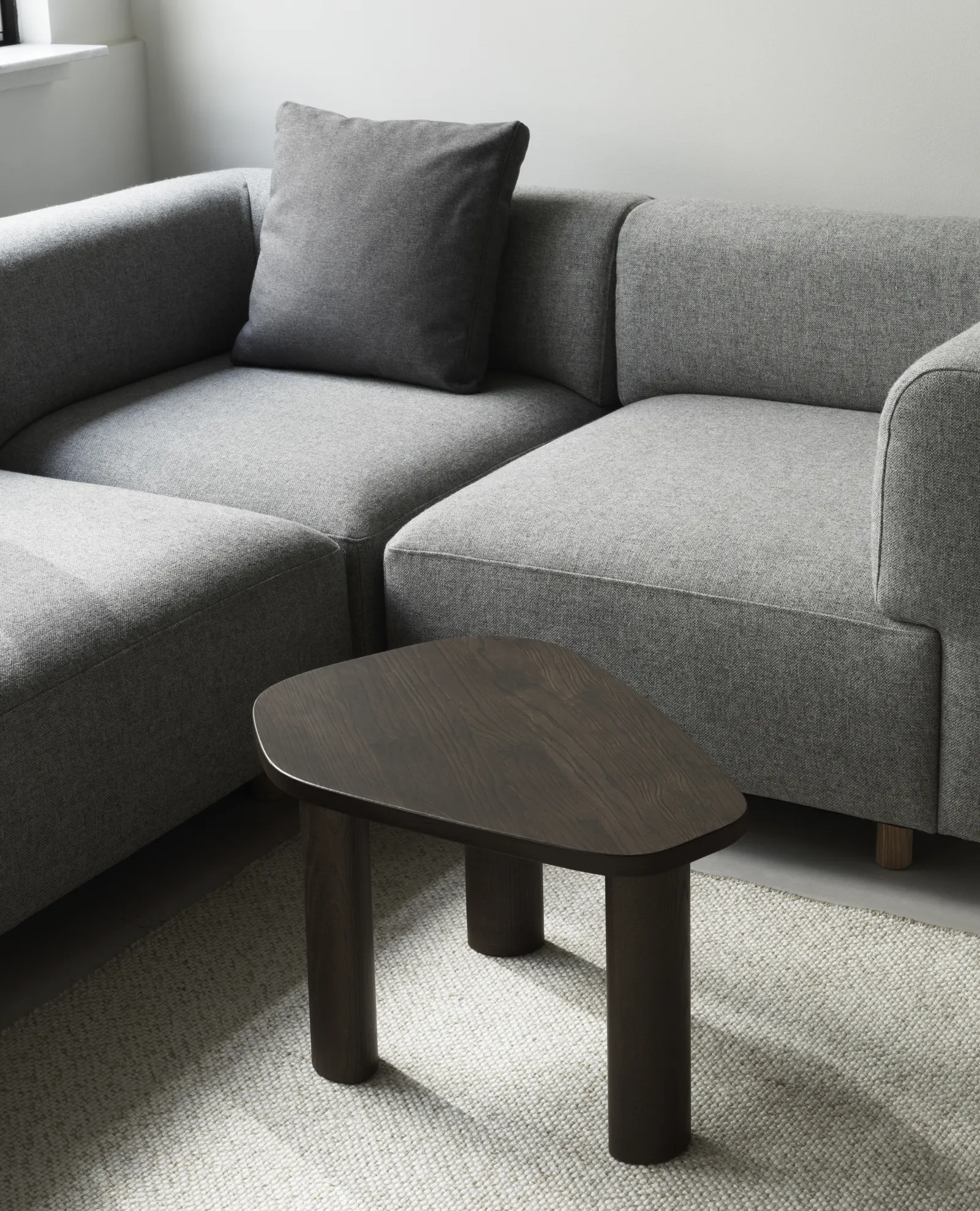Normann Copenhagen Sculp Couchtisch Klein Braun Gebeiztes Eschenholz – Bild 5